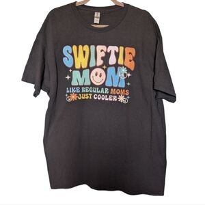 XL • Gildan • SWIFTIE MOM Black Short Sleeve Tee Retro Graphic